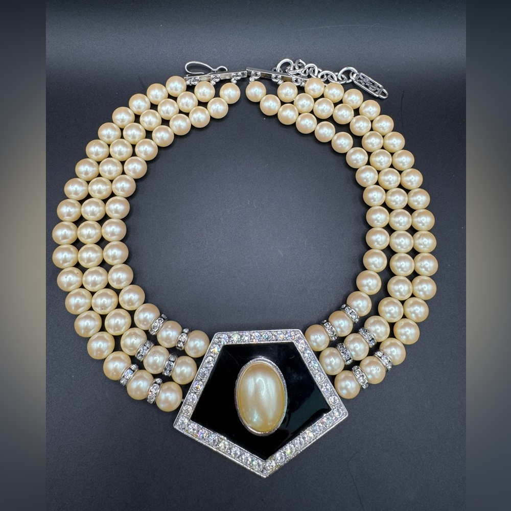 LOT 1608 Yves Saint Laurent pearls necklace - Picture 7 of 9